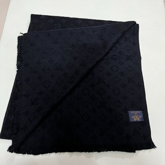 LOUIS VUITTON Monogram Black Wool Scarf - Picture 5 of 7